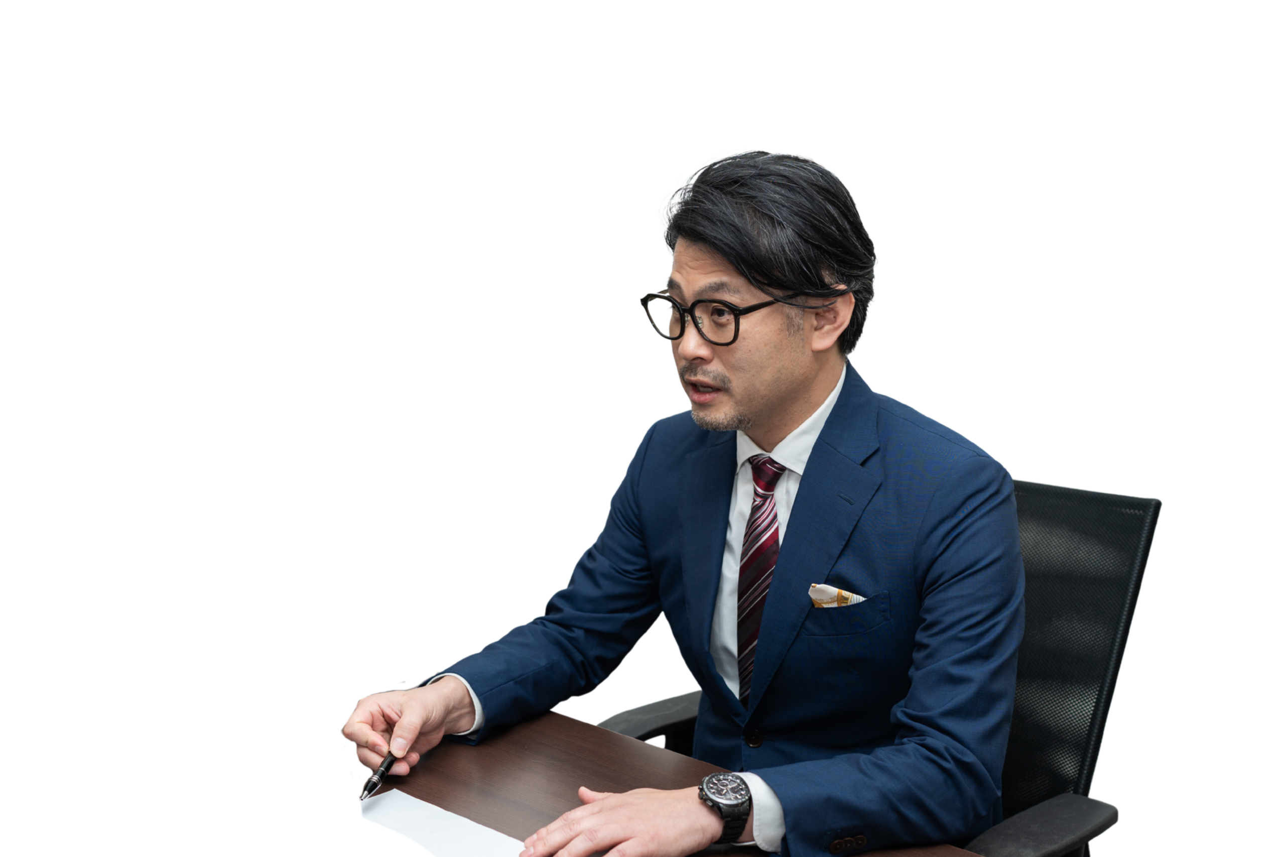 メガネをかけたスーツ姿の男性が、書類を確認しながら相談に応じる様子