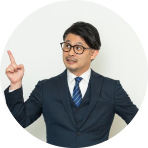 指をさし、手続きのポイントを説明するメガネの男性